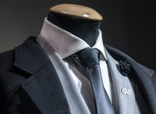 The lapel pin, a new stylish symbol for a warm hello!